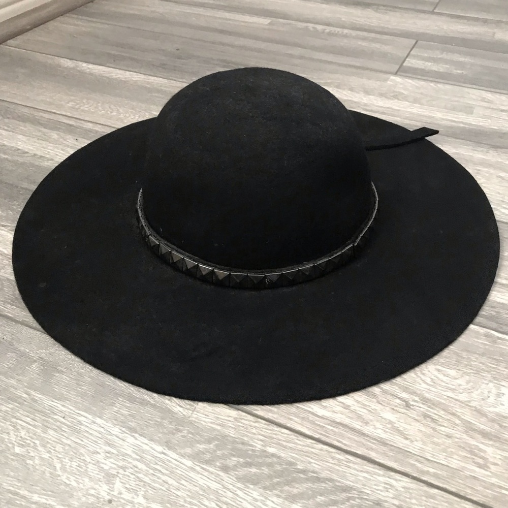 Wool Floppy hat with stud detail.